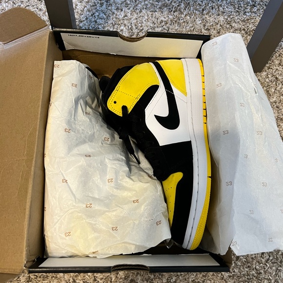 AIR JORDAN 1 MID SE 'YELLOW TOE' - Picture 3 of 10